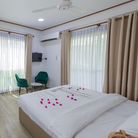 Nihaali Maldives Hotel Kudarikilu Bagian luar foto